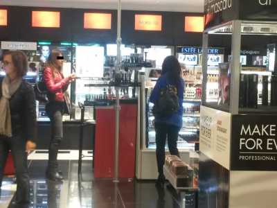 Un'altra ragazza sorpresa nel trucco nascosto